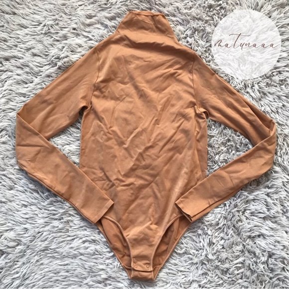Skims Essential Mock Neck Long Sleeve Bodysuit in Camel S/M NWOB - Picture 1 of 2